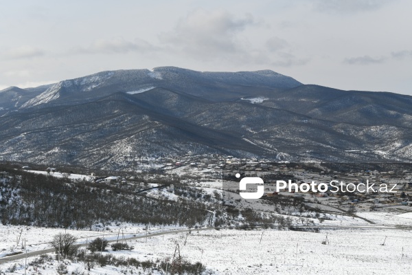 Ağ örpəyə bürünən Xızı dağları