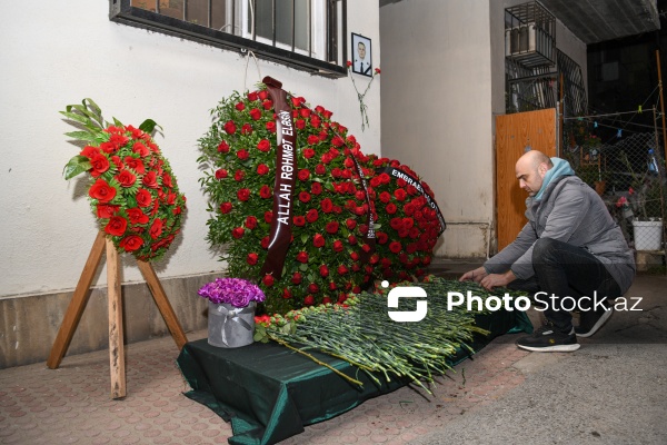 Aktauda qəzaya düşən təyyarənin pilotu Aleksandr Kalyaninovun evinin önü