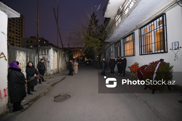 Aktauda qəzaya düşən təyyarənin pilotu Aleksandr Kalyaninovun evinin önü