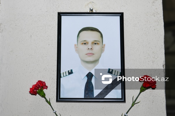 Aktauda qəzaya düşən təyyarənin pilotu Aleksandr Kalyaninovun evinin önü