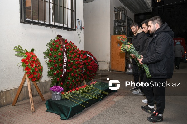 Aktauda qəzaya düşən təyyarənin pilotu Aleksandr Kalyaninovun evinin önü