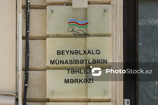 Beynəlxalq Münasibətlərin Təhlili Mərkəzində tanınmış videobloqer Albert İsakovun iştirakı ilə dəyirmi masa