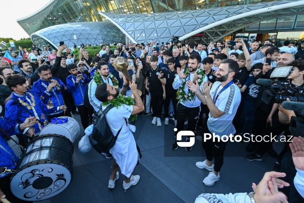 Avropa çempionatında qızıl medal qazanan Azərbaycanın minifutbol millisi Vətənə qayıdıb