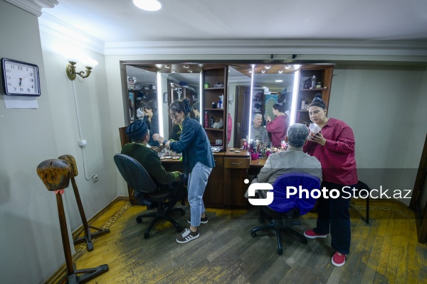 Azərbaycan Dövlət Akademik Milli Dram Teatrında tamaşa öncəsi qrim prosesi