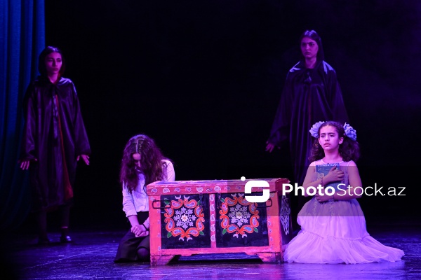 Gənc Tamaşaçılar Teatrında səhnələşdirilmiş "Cehiz sandığı" tamaşası