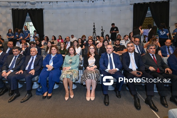 Gənc Tamaşaçılar Teatrında səhnələşdirilmiş "Cehiz sandığı" tamaşası