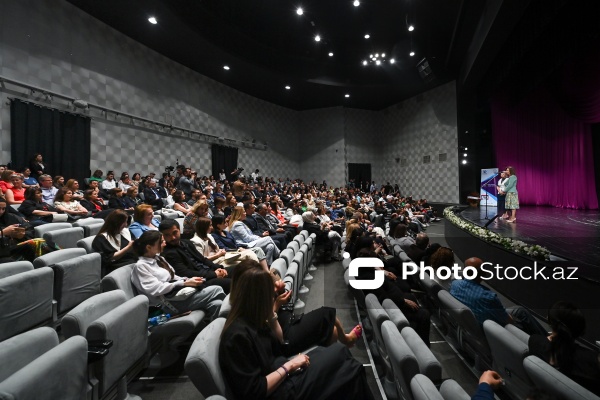 Gənc Tamaşaçılar Teatrında səhnələşdirilmiş "Cehiz sandığı" tamaşası