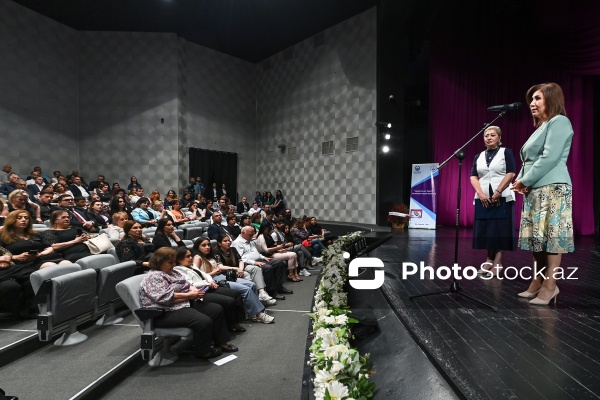 Gənc Tamaşaçılar Teatrında səhnələşdirilmiş "Cehiz sandığı" tamaşası