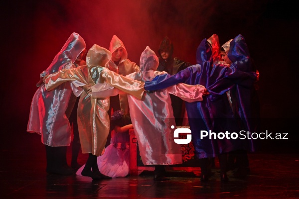 Gənc Tamaşaçılar Teatrında səhnələşdirilmiş "Cehiz sandığı" tamaşası