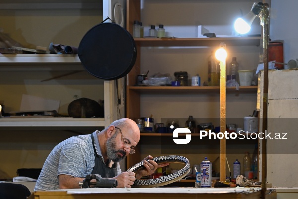 Ağamir Həsənov - “Milli alətlərin bərpası və təkmilləşdirilməsi” elmi-tədqiqat laboratoriyasının ustası