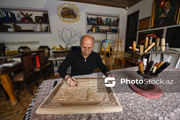 Azərbaycan Rəssamlar İttifaqının üzvü olan oymaçı Azər Əsədov