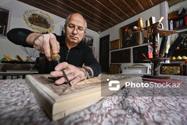 Azərbaycan Rəssamlar İttifaqının üzvü olan oymaçı Azər Əsədov