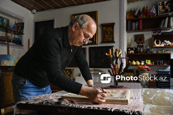 Azərbaycan Rəssamlar İttifaqının üzvü olan oymaçı Azər Əsədov