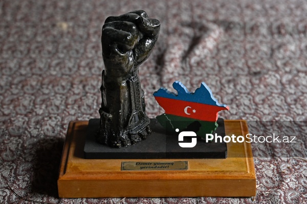 Azərbaycan Rəssamlar İttifaqının üzvü olan oymaçı Azər Əsədov