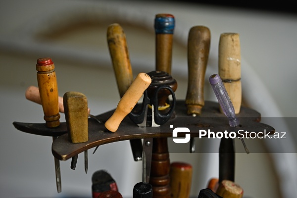 Azərbaycan Rəssamlar İttifaqının üzvü olan oymaçı Azər Əsədov