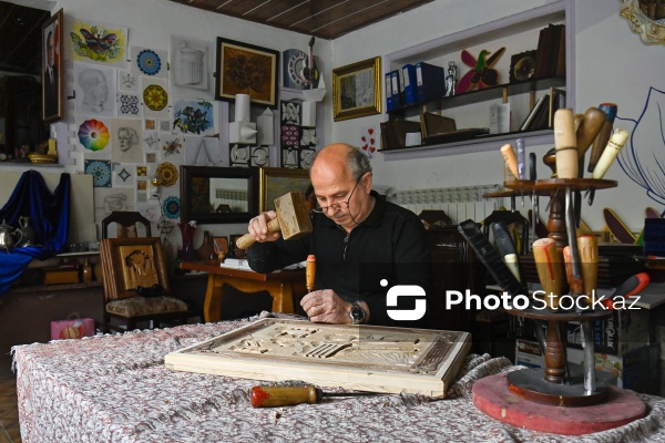 Azərbaycan Rəssamlar İttifaqının üzvü olan oymaçı Azər Əsədov