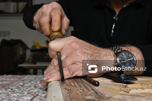 Azərbaycan Rəssamlar İttifaqının üzvü olan oymaçı Azər Əsədov