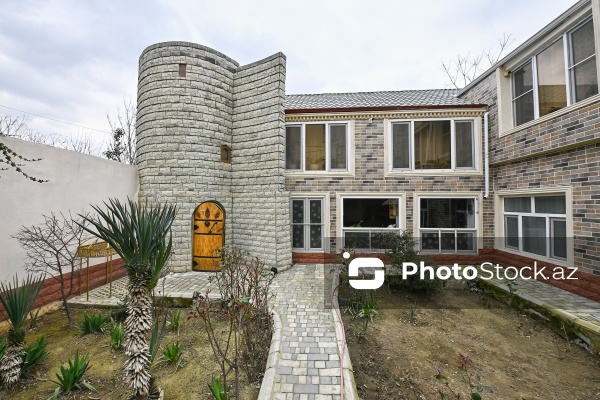 Azərbaycan Rəssamlar İttifaqının üzvü olan oymaçı Azər Əsədov