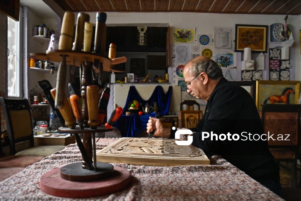 Azərbaycan Rəssamlar İttifaqının üzvü olan oymaçı Azər Əsədov