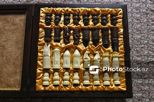 Azərbaycan Rəssamlar İttifaqının üzvü olan oymaçı Azər Əsədov