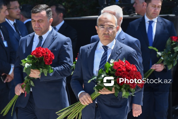 Ümummilli lider Heydər Əliyevin xatirəsi anılır