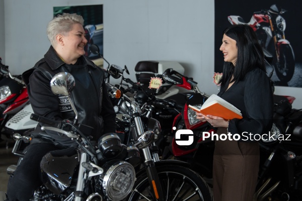 Motosikletçi qadınlar: Evelin Mustafa Abbasova və Natəvan Xanməmmədli