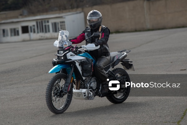 Motosikletçi qadınlar: Evelin Mustafa Abbasova və Natəvan Xanməmmədli