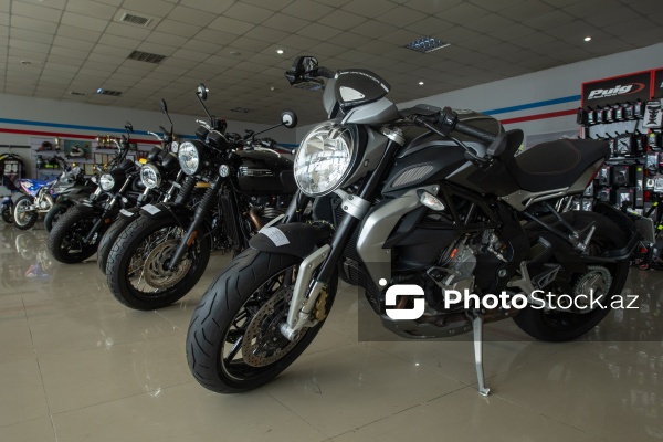 Motosikletçi qadınlar: Evelin Mustafa Abbasova və Natəvan Xanməmmədli