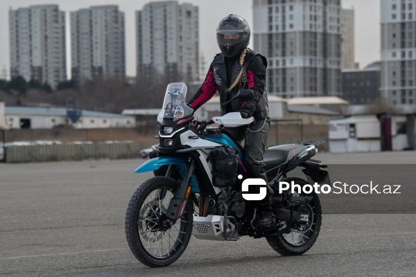 Motosikletçi qadınlar: Evelin Mustafa Abbasova və Natəvan Xanməmmədli