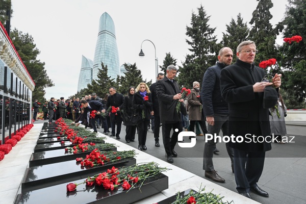 Xarici diplomatların Şəhidlər xiyabanını ziyarəti