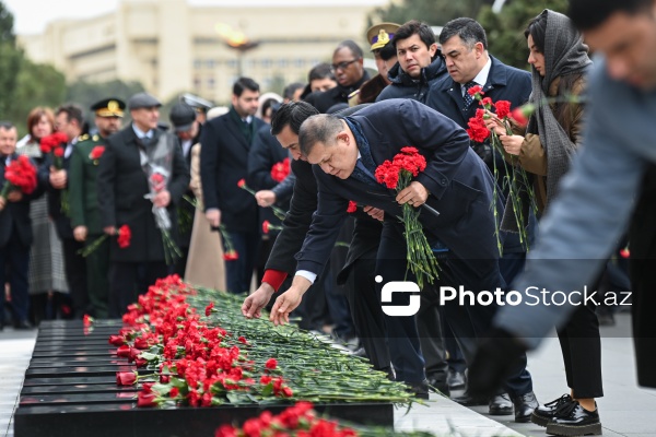 Xarici diplomatların Şəhidlər xiyabanını ziyarəti