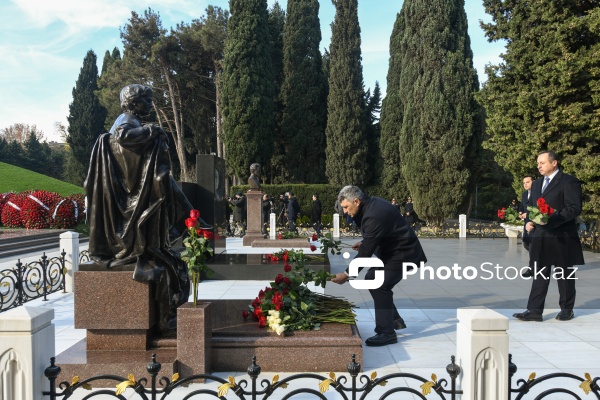 Azərbaycan xalqı Heydər Əliyevin xatirəsini yad edir