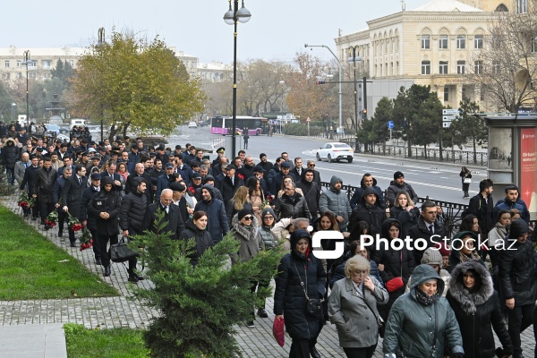 Azərbaycan xalqı Heydər Əliyevin xatirəsini yad edir