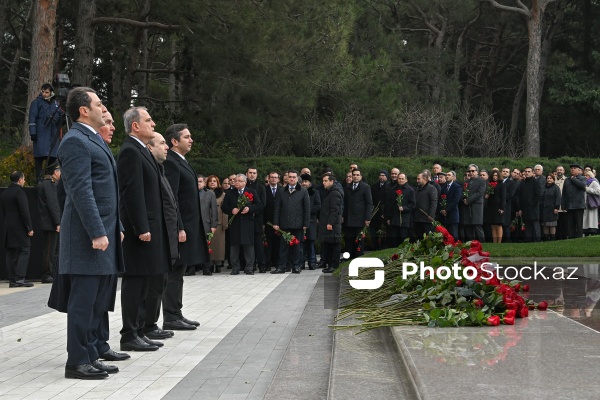 Azərbaycan xalqı Heydər Əliyevin xatirəsini yad edir