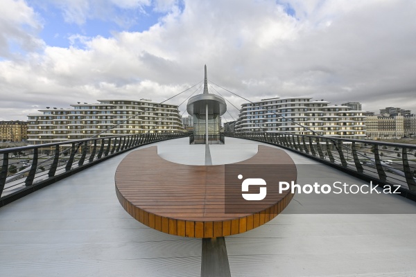 "Ağ Şəhər"də açılışı olan Zaman meydanı və piyada körpüsü