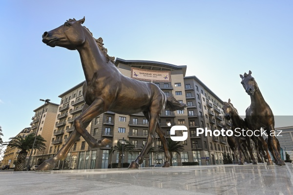 "Ağ Şəhər"də açılışı olan "Qarabağ atları" heykəltaraşlıq kompleksi