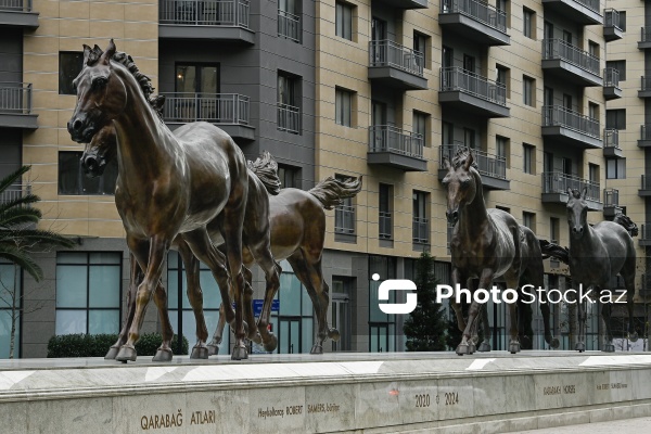 "Ağ Şəhər"də açılışı olan "Qarabağ atları" heykəltaraşlıq kompleksi