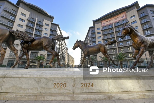 "Ağ Şəhər"də açılışı olan "Qarabağ atları" heykəltaraşlıq kompleksi