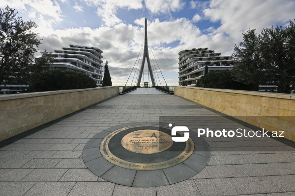 "Ağ Şəhər"də açılışı olan Zaman meydanı və piyada körpüsü