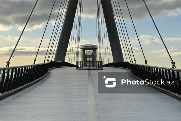 "Ağ Şəhər"də açılışı olan Zaman meydanı və piyada körpüsü