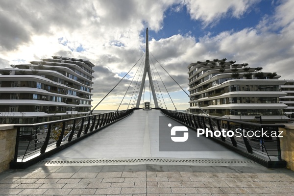 "Ağ Şəhər"də açılışı olan Zaman meydanı və piyada körpüsü