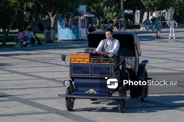 Bakı Bulvarında fəaliyyətə başlayan elektrik mühərrikli retro faytonlar