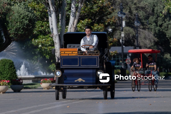 Bakı Bulvarında fəaliyyətə başlayan elektrik mühərrikli retro faytonlar