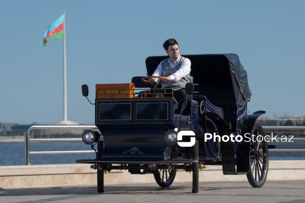 Bakı Bulvarında fəaliyyətə başlayan elektrik mühərrikli retro faytonlar