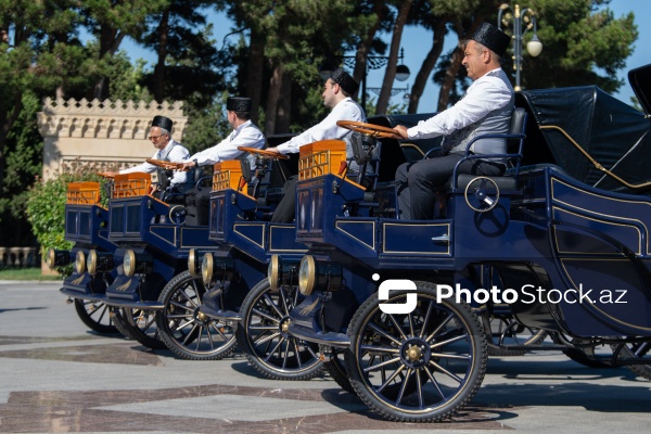 Bakı Bulvarında fəaliyyətə başlayan elektrik mühərrikli retro faytonlar
