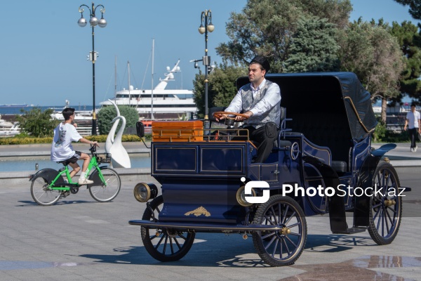 Bakı Bulvarında fəaliyyətə başlayan elektrik mühərrikli retro faytonlar