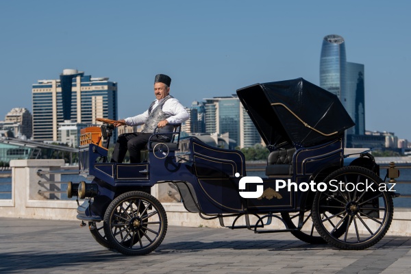 Bakı Bulvarında fəaliyyətə başlayan elektrik mühərrikli retro faytonlar