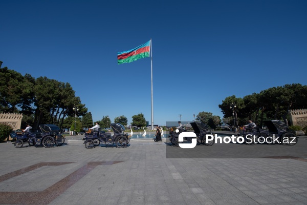 Bakı Bulvarında fəaliyyətə başlayan elektrik mühərrikli retro faytonlar
