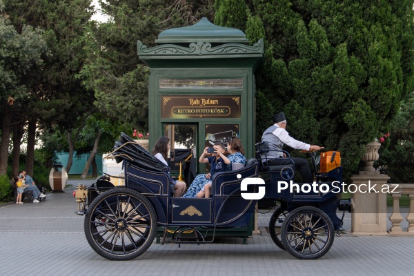 Bakı Bulvarında fəaliyyətə başlayan elektrik mühərrikli retro faytonlar