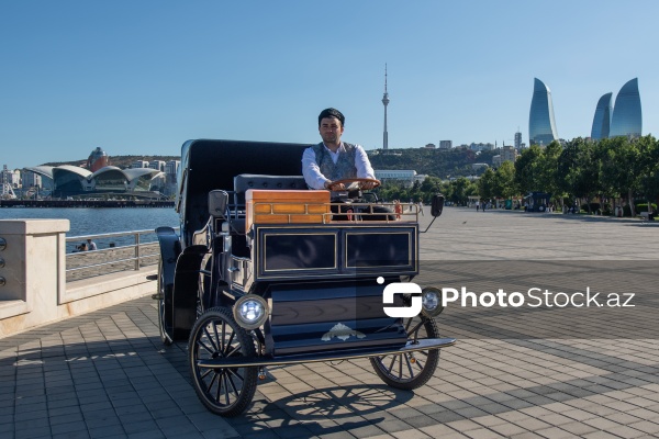 Bakı Bulvarında fəaliyyətə başlayan elektrik mühərrikli retro faytonlar